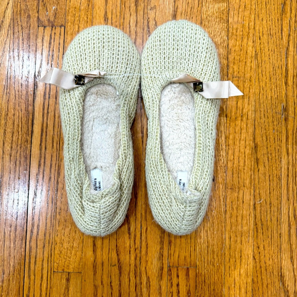 Vera Wang Beige House Slippers nwot
